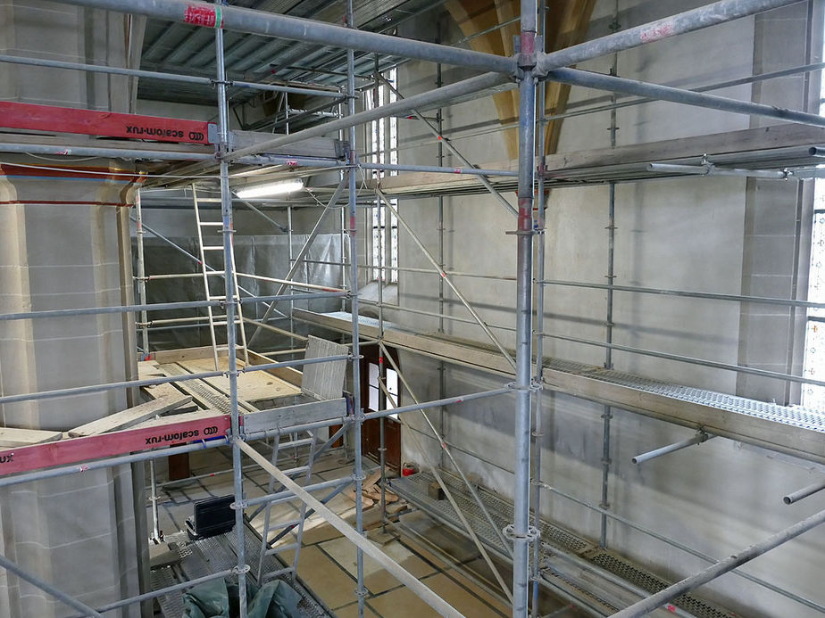 Fertigstellung der Putzerarbeiten in der Stadtpfarrkirche (Foto: Karl-Franz Thiede)